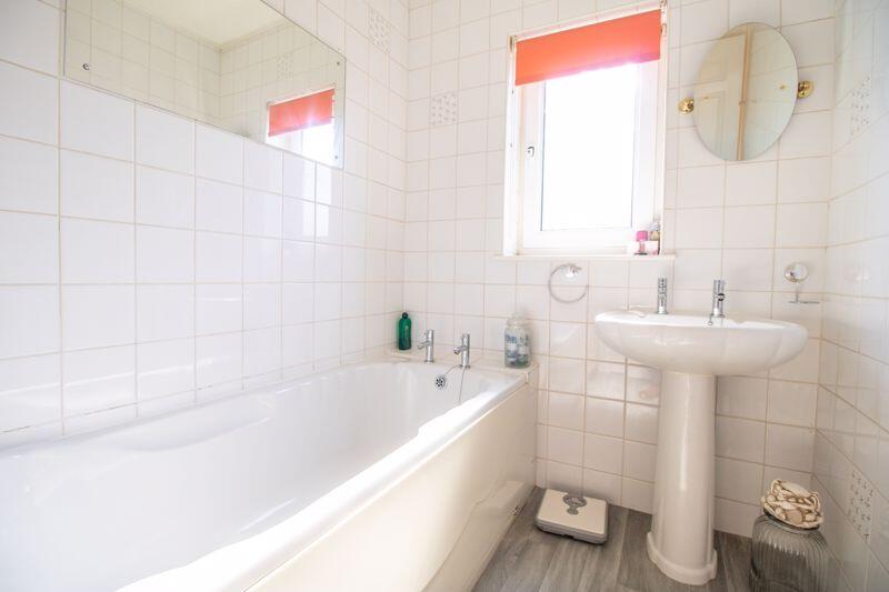 Family bathroom (Upper Floor)