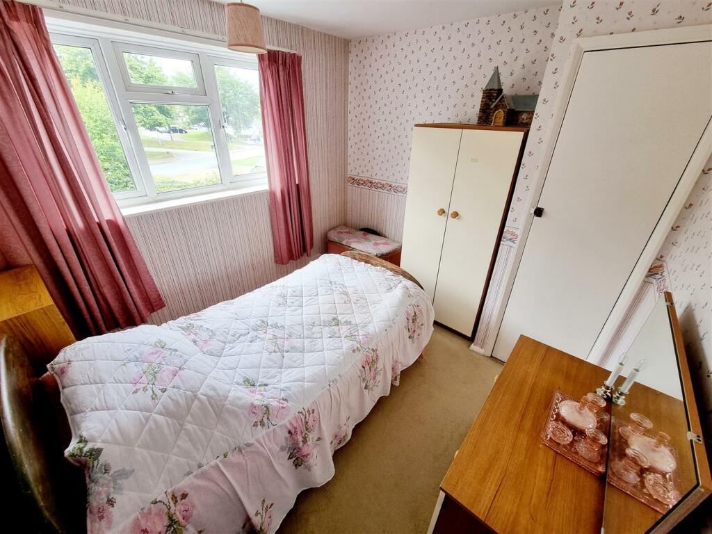 Bed 2.jpg