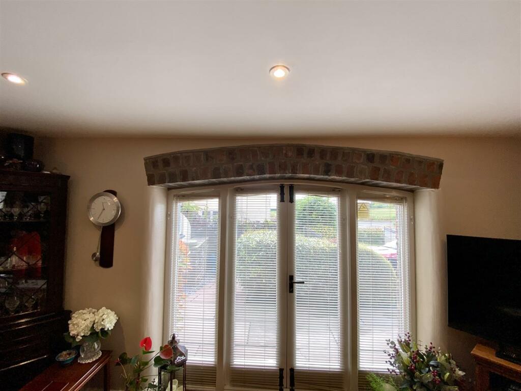 SITTING/DINING ROOM