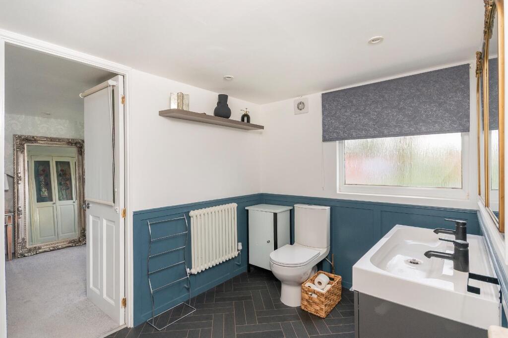 2S5RKE - Ensuite A.jpg