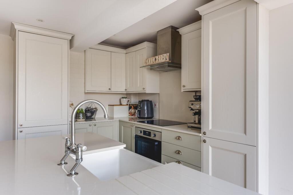 90 High St Kitchen-7.jpg