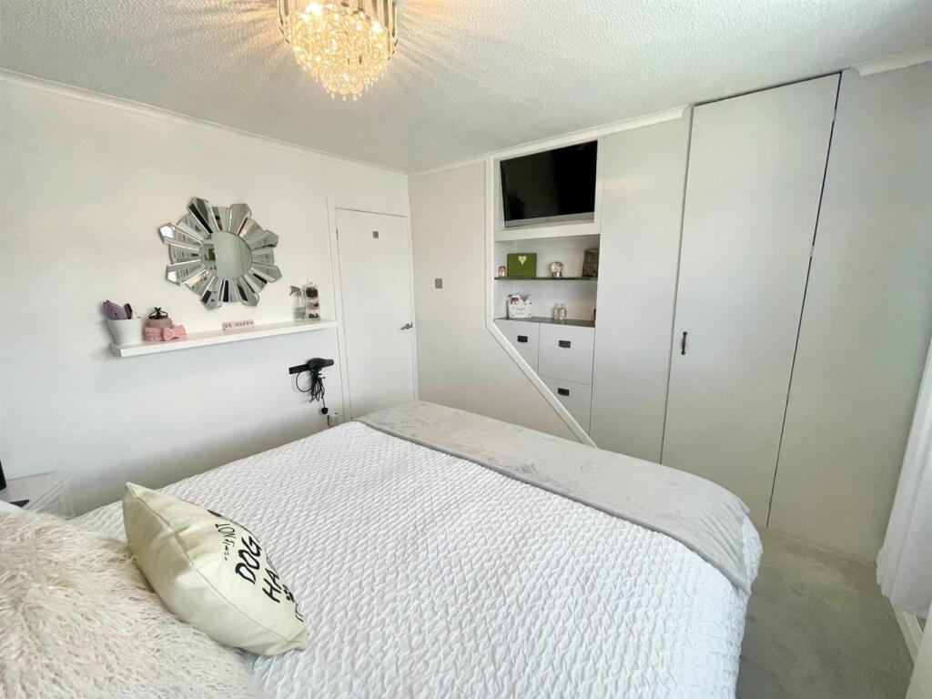 Bedroom 1.jpg