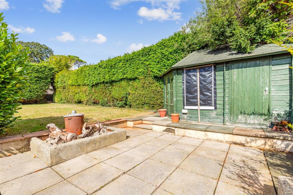 A10 - Ridgwood, Rock End Avenue - 250901.jpg