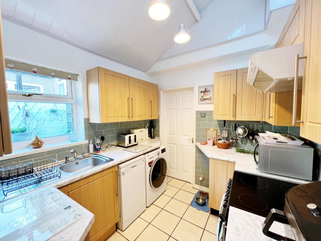 Kitchen pic 2.jpg
