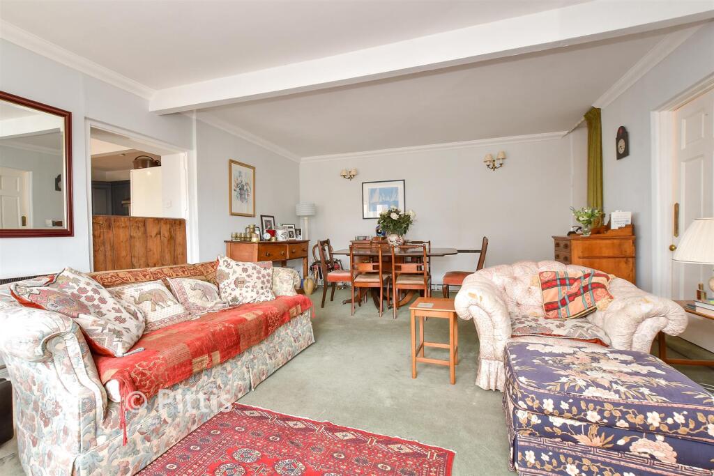 Lounge/ Dining Room