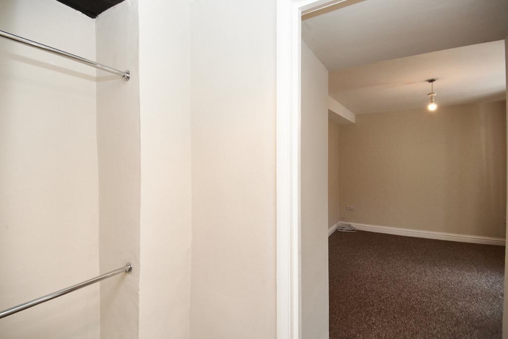 Master bedroom photo 4