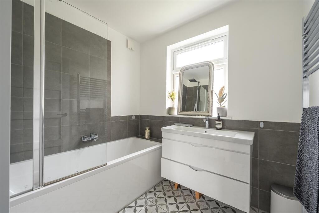 Larkshall Crescent E4