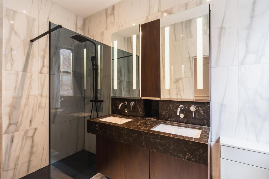 Master En-Suite (Penthouse)