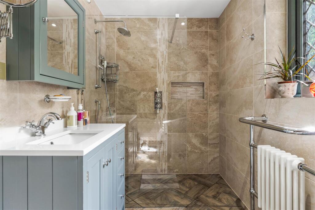 EN-SUITE SHOWER ROOM