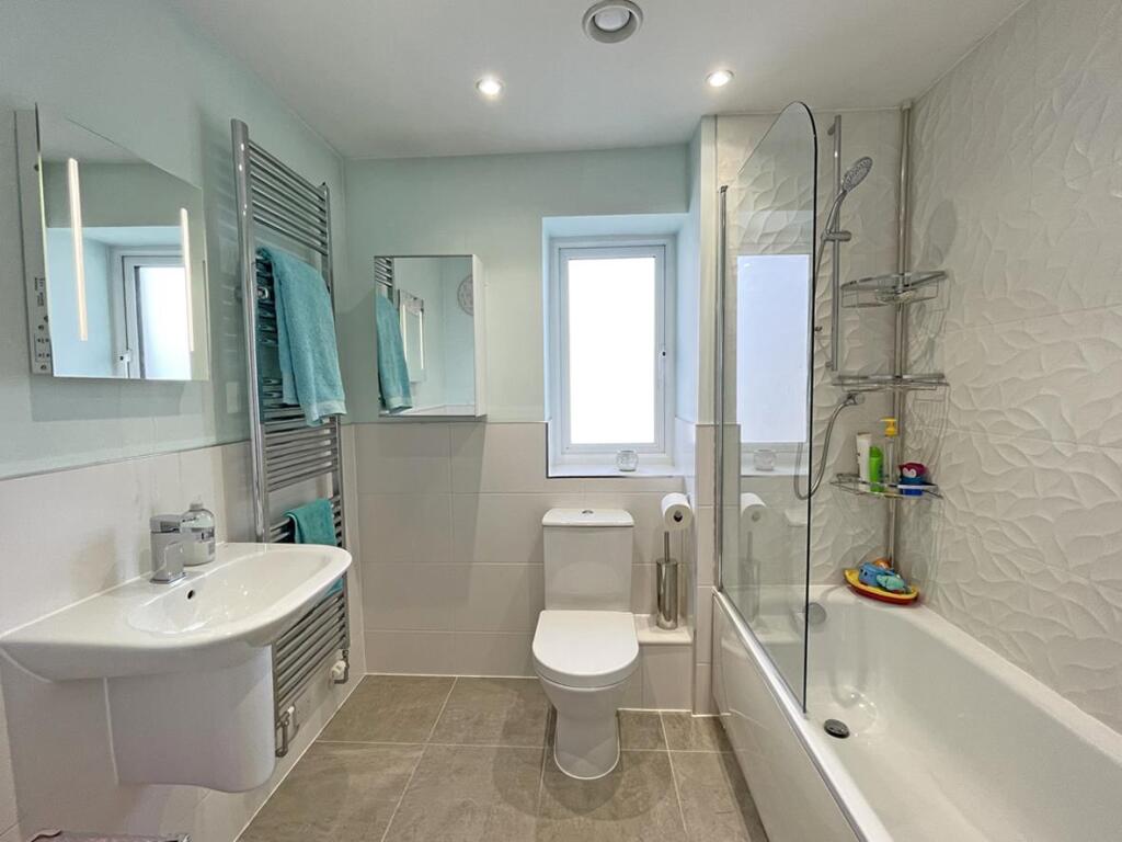 Solar Crescent 12 - Family Bathroom.jpg