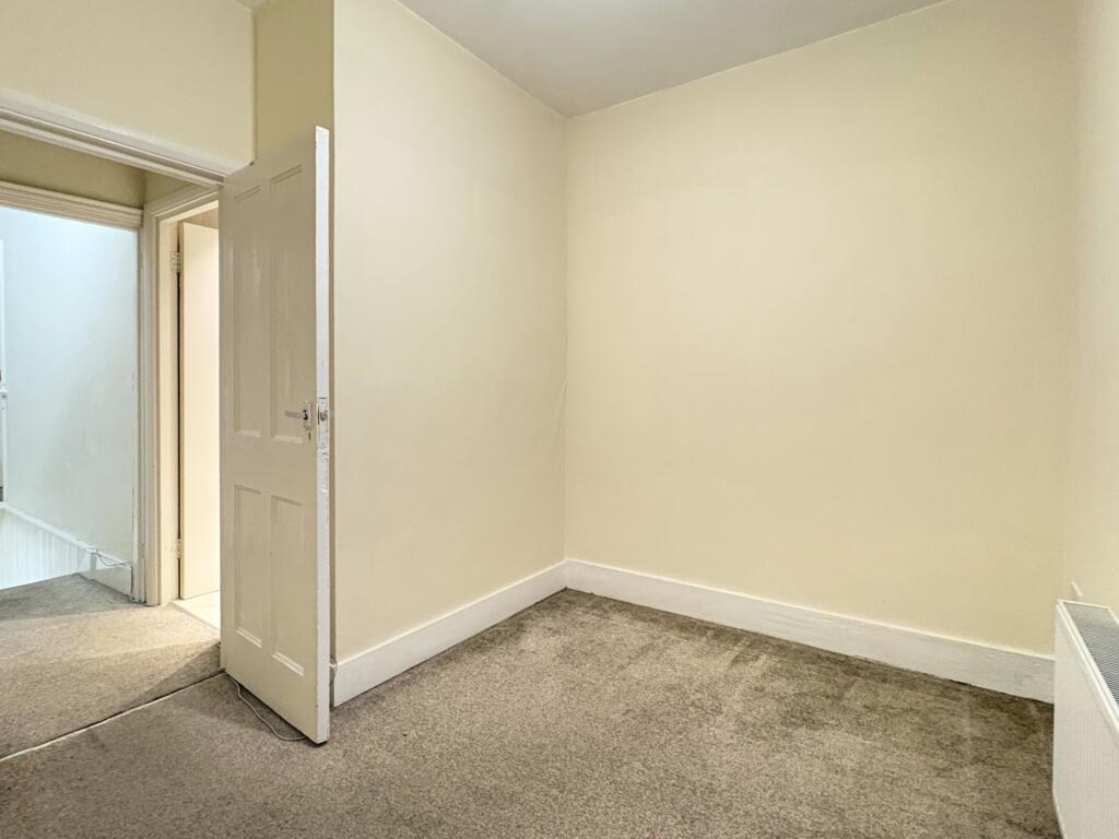 Compact, neutrally decorated single bedroom wit...