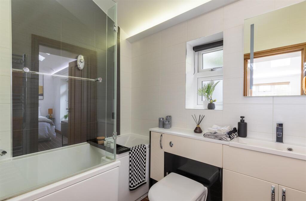 En Suite  Bathroom