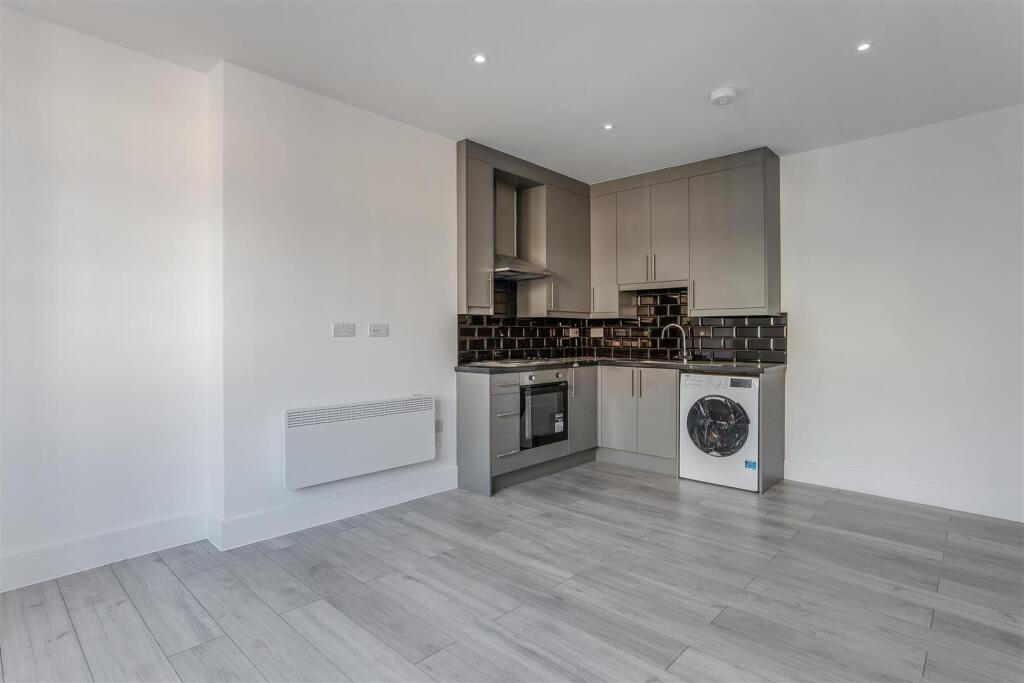 64391_Flat 2 15 High Street  (4).jpg