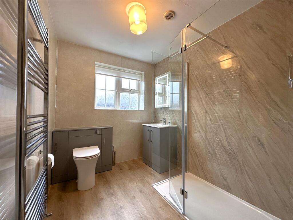 Lavish Shower Room 679