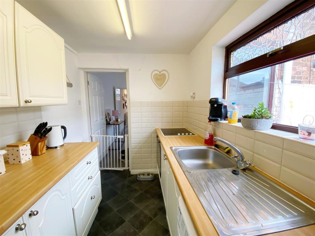 Kitchen 2.jpg