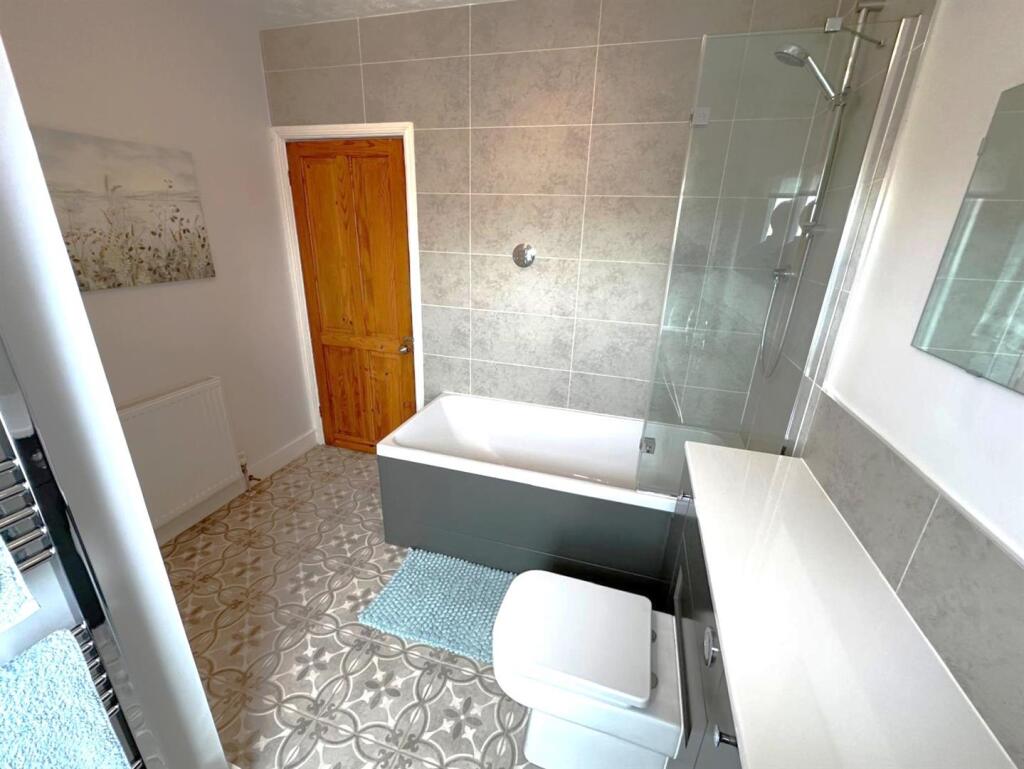 Bathroom 2.jpg