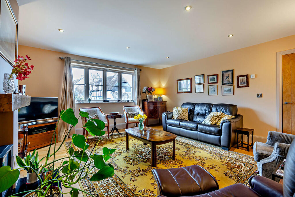 8589583-interior1...