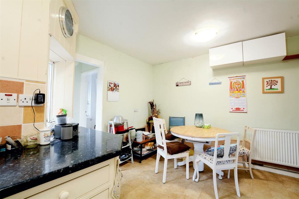 DSC_9435kitchen diner.jpeg