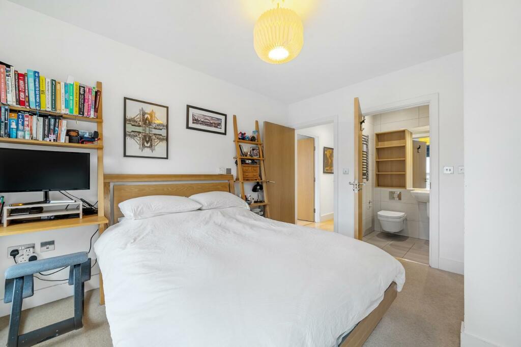 Bedroom 1 (2).JPG