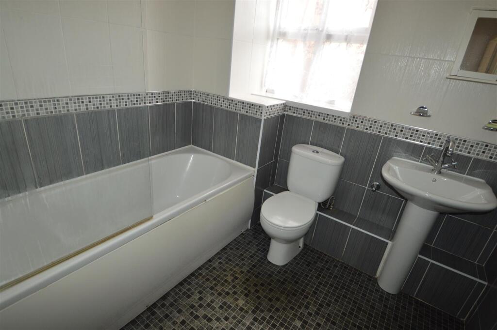 1 Mytton  Bathroom.JPG