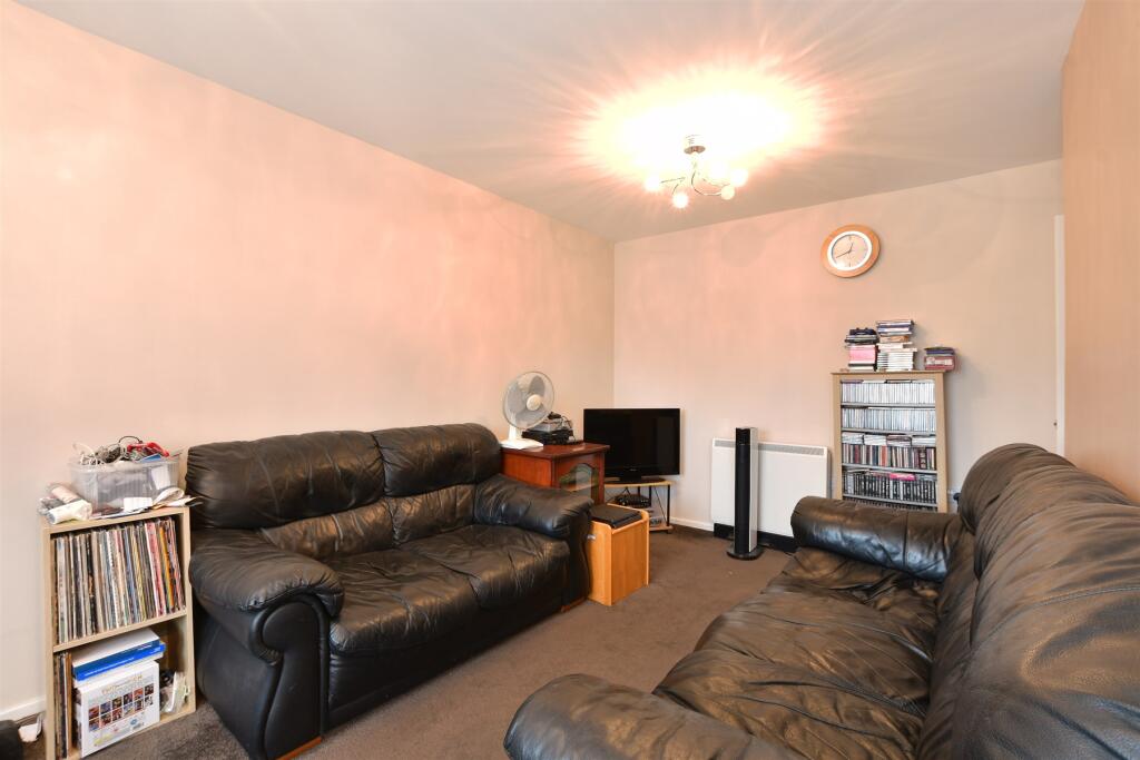 Lounge/Dining Area