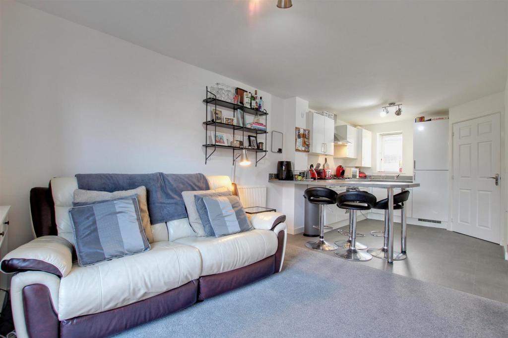 OPEN PLAN BREAKFAST KITCHEN AND LOUNGE