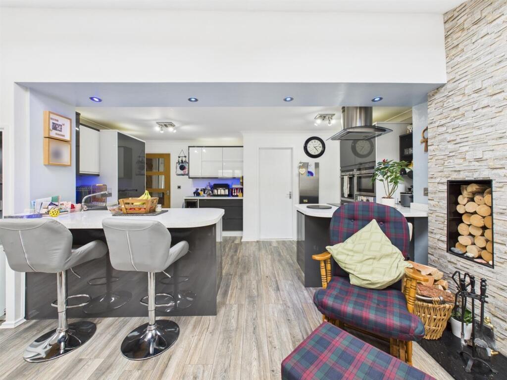 Sitting/dining area:
