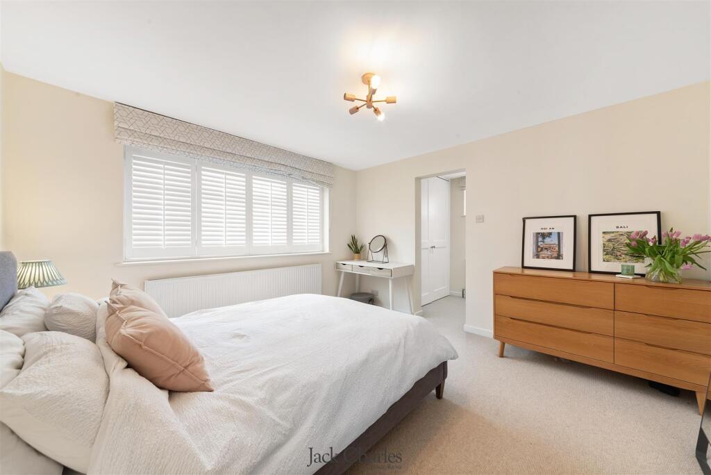 28 Barchester Way-3.jpg