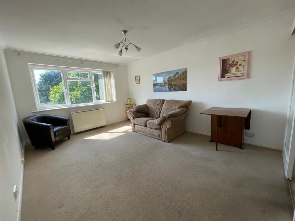 Flat 11 lounge.jpeg