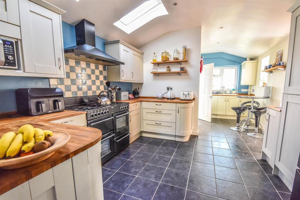 KITCHEN/BREAKFAST ROOM