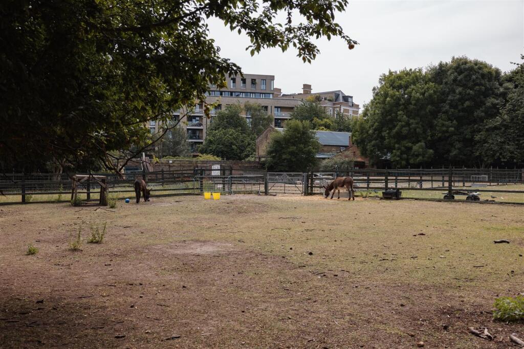 Laburnum Street, E2