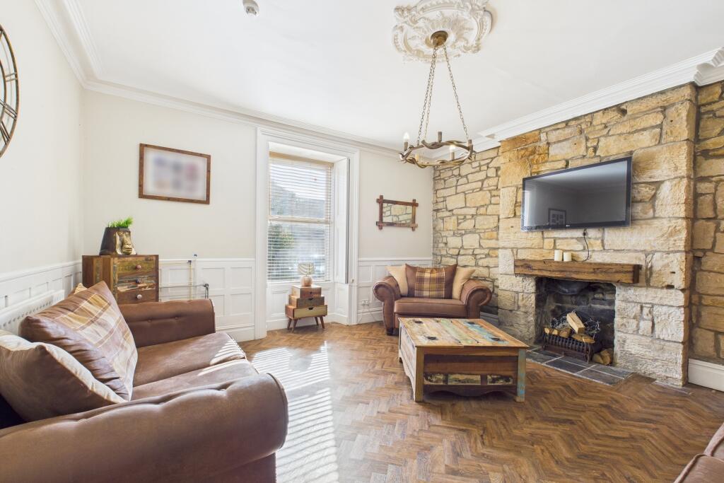 CAM04201G0-PR0061-STILL012