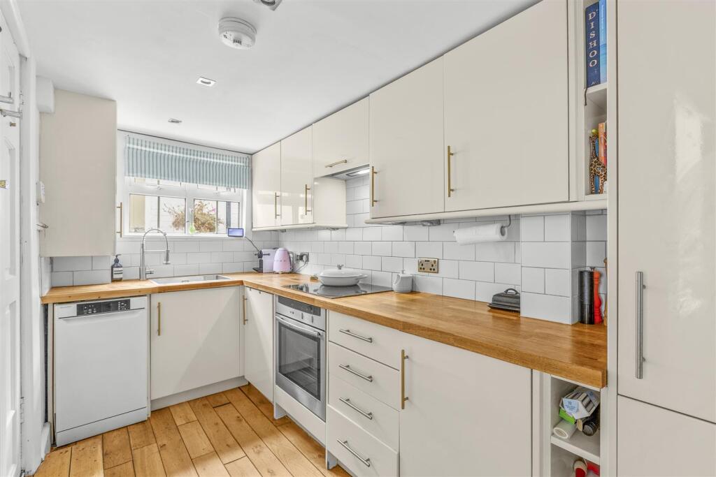 38 Temple End, HP13 5DS-5.jpg