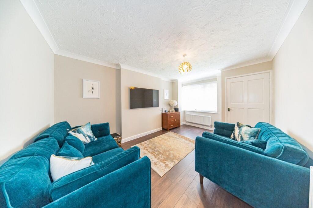 11 Newark Close lounge 2.jpg