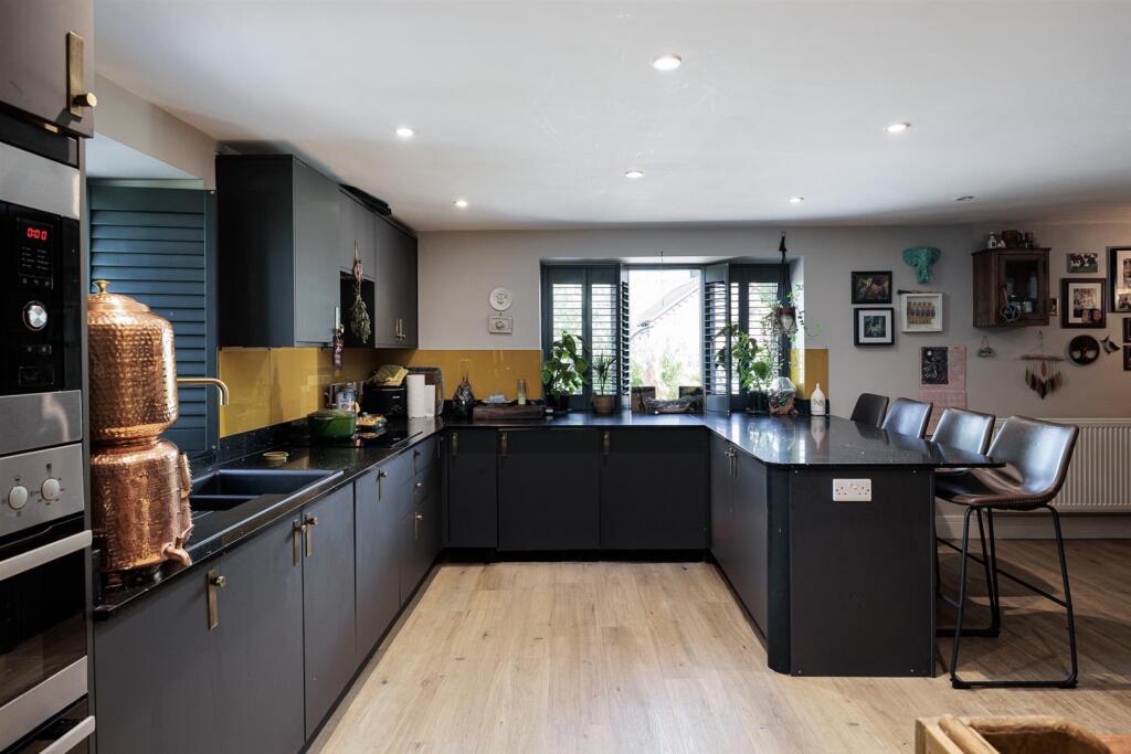 Kitchen Dining Area