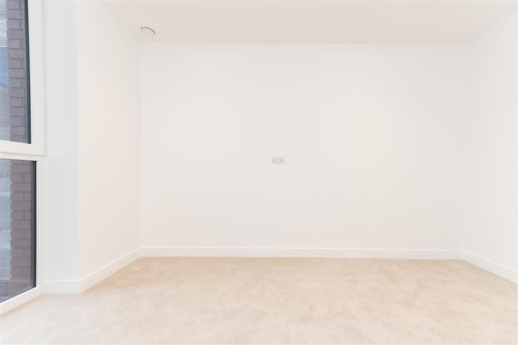 Master Bedroom         .jpg