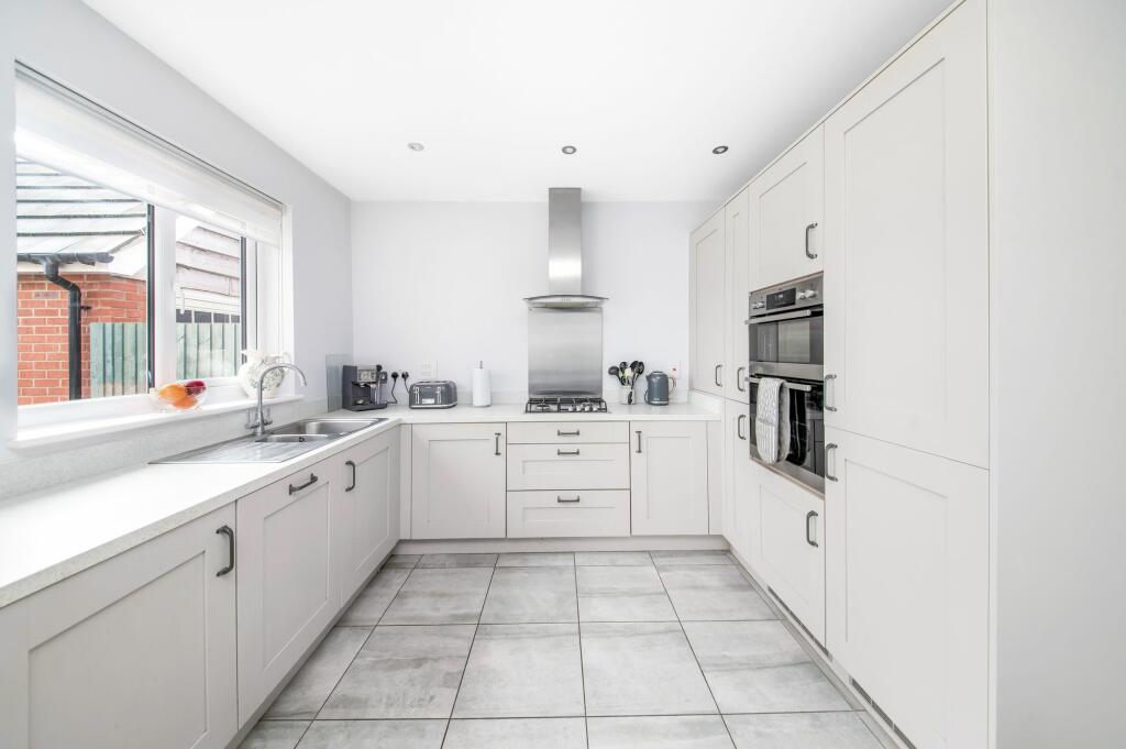 OPEN-PLAN DINING KITCHEN