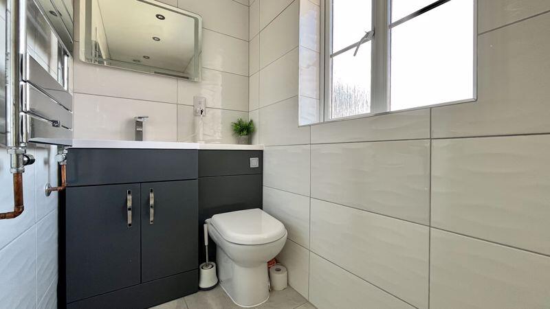 En Suite to Bedroom 1
