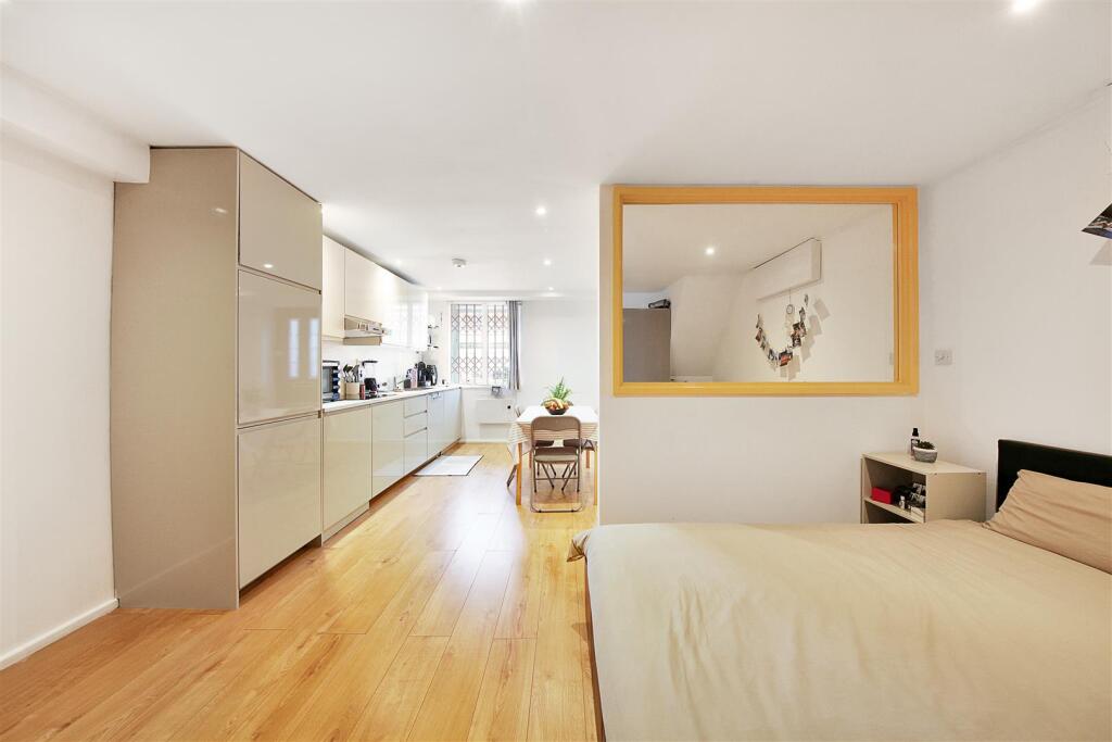 122 Tottenham Road - 2bNHAfxxb8DG2TXy3RIm.jpg