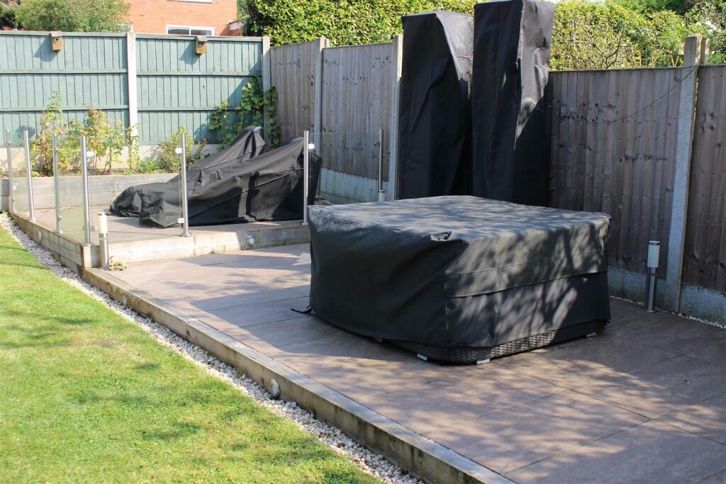 Feature Landscaped Rear Garden