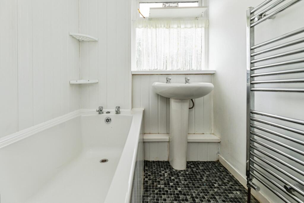 pbox-bathroom-346094.jpg