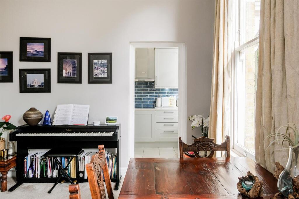 Flat 2, 70 Hermon Hill-16.jpg