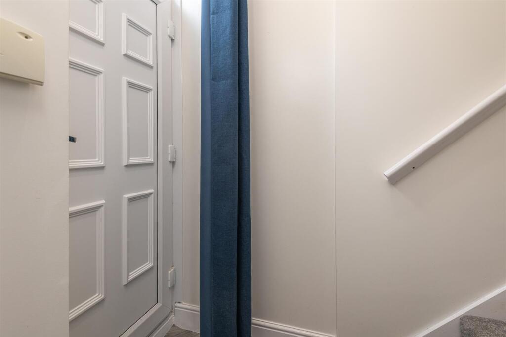 12 - 181 Stainland Road HX4 9AJ.jpg