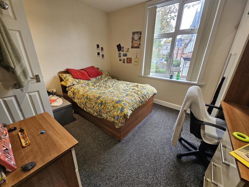 A cozy bedroom featuring a double bed with brig...