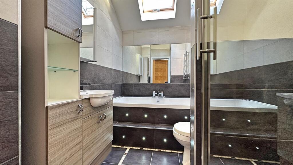 EN SUITE TO MASTER
