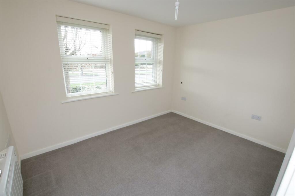 DOUBLE BEDROOM