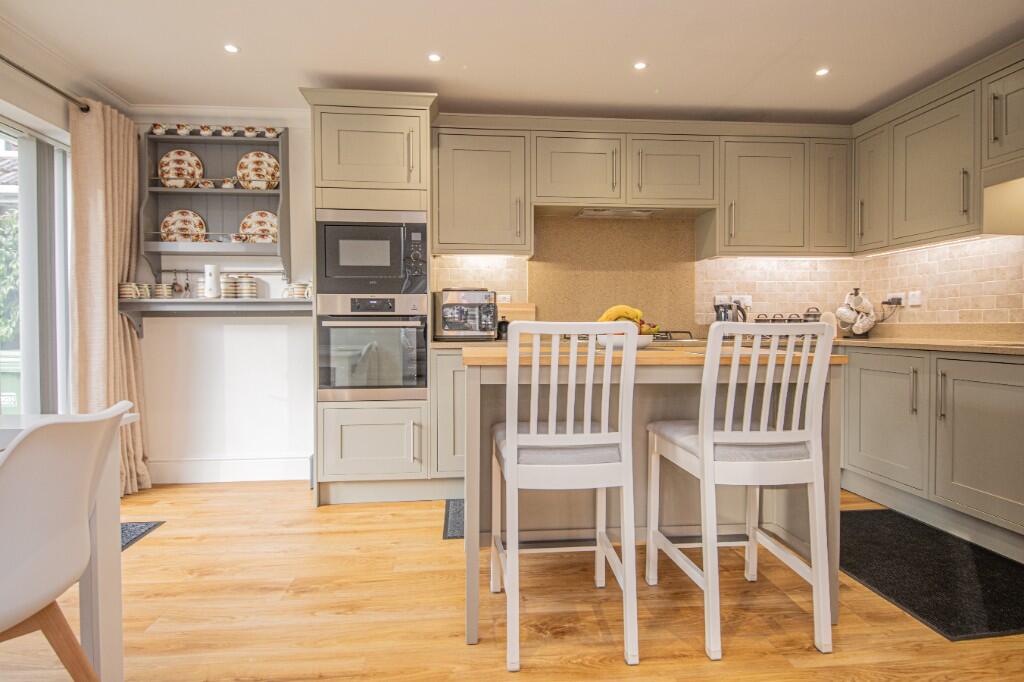 KITCHEN/BREAKFAST