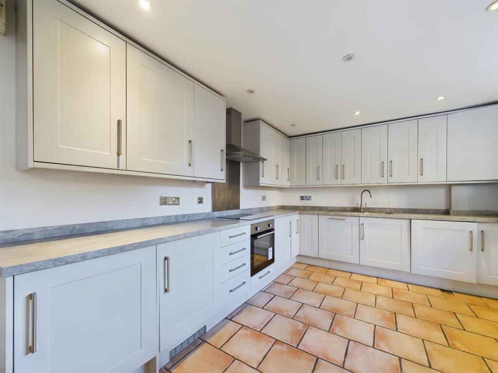 CAM02136G0-PR0126-STILL007