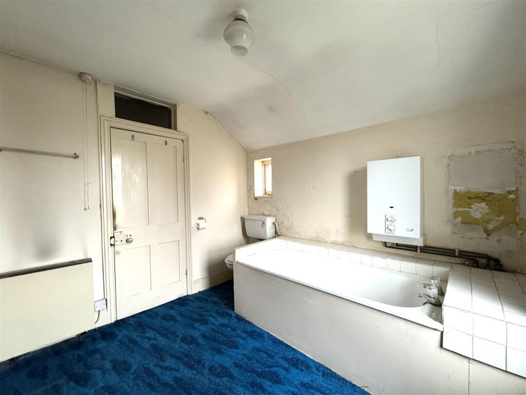 Bathroom 1 35 Drove Road.jpg