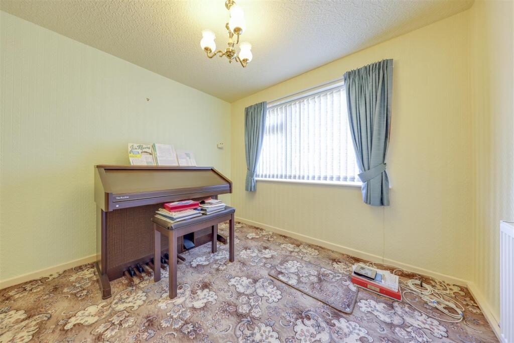 2nd Lounge / Bed 4